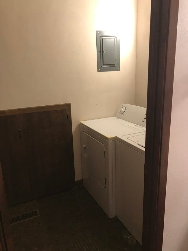 Photo - 1458 Eastview Dr