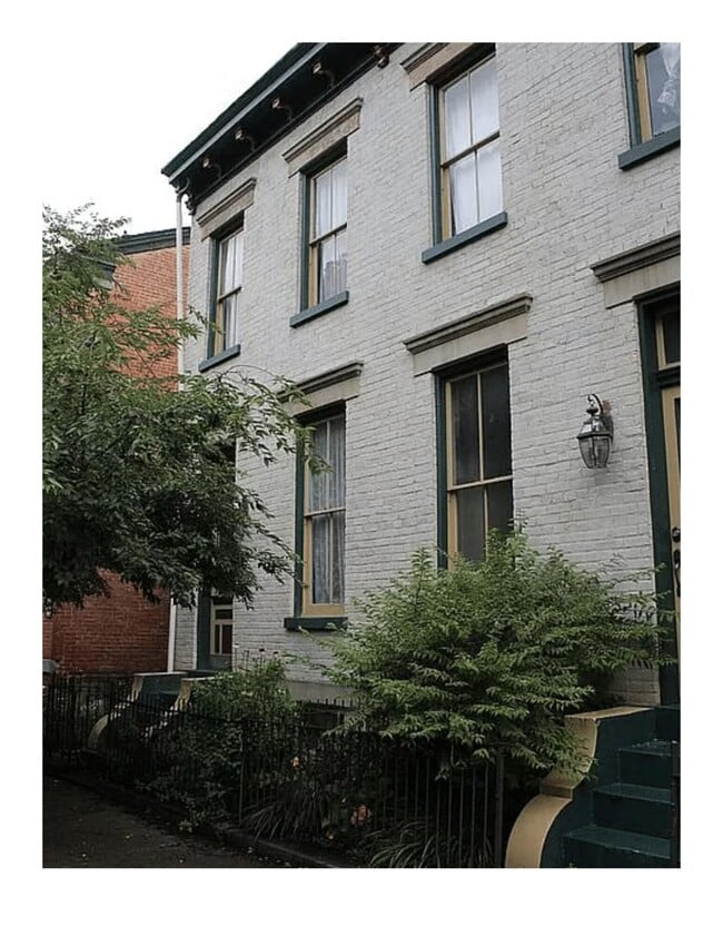 Building Photo - 212 E 5th St Rental