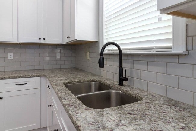 Photo - 708 Tree Top Trl