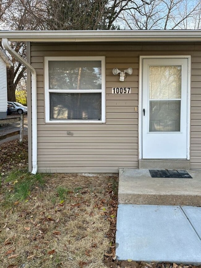Cozy 2-Bedroom Home with Hardwood Floors N... - Cozy 2-Bedroom Home with Hardwood Floors N...