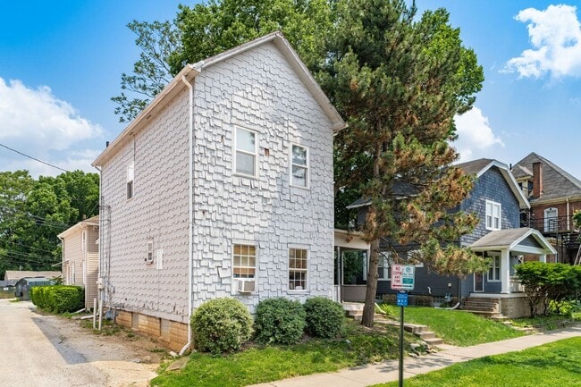 Building Photo - 1518 Worthington St Unit A