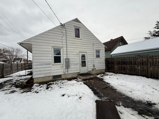 Photo - 2 Bed, 1 Bath Single-Family Home Close to Downtown!