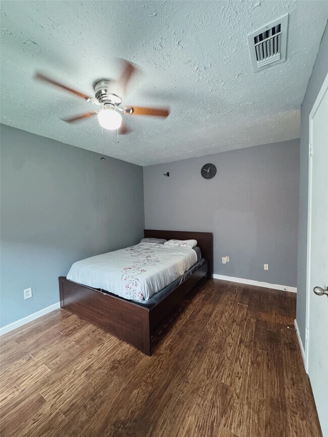 12931 Becklin Ln