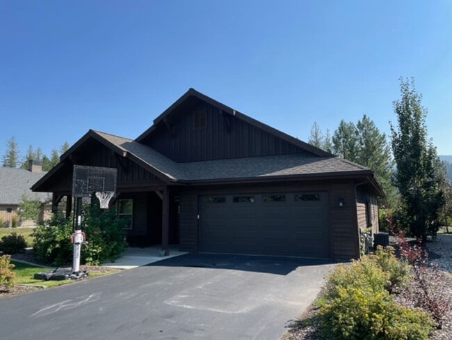 Executive Home in Dover Bay - Executive Home in Dover Bay