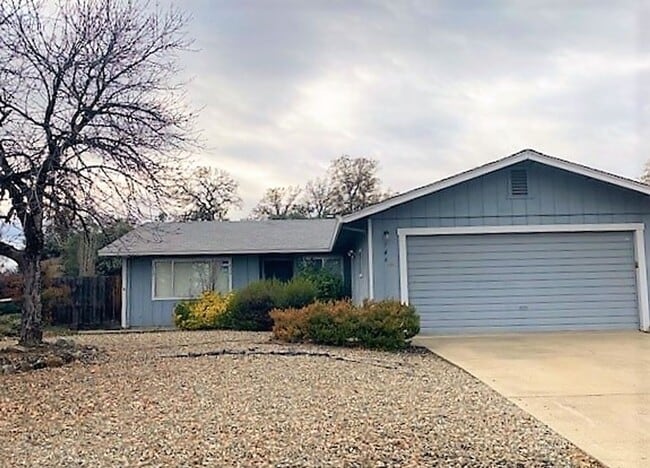 Building Photo - Cute House in N. Redding