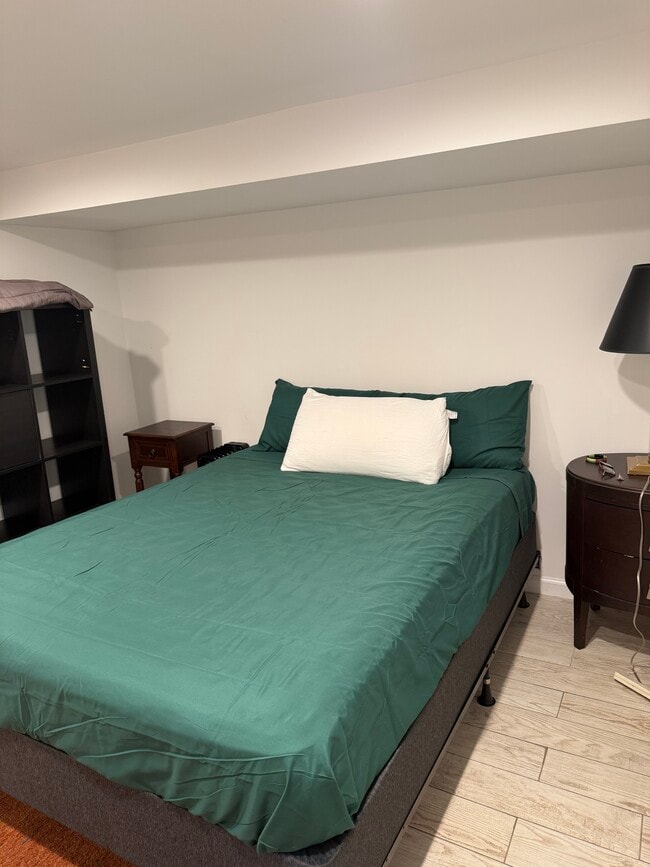 Dormitorio del apartamento del sótano - 2651 15th St NW