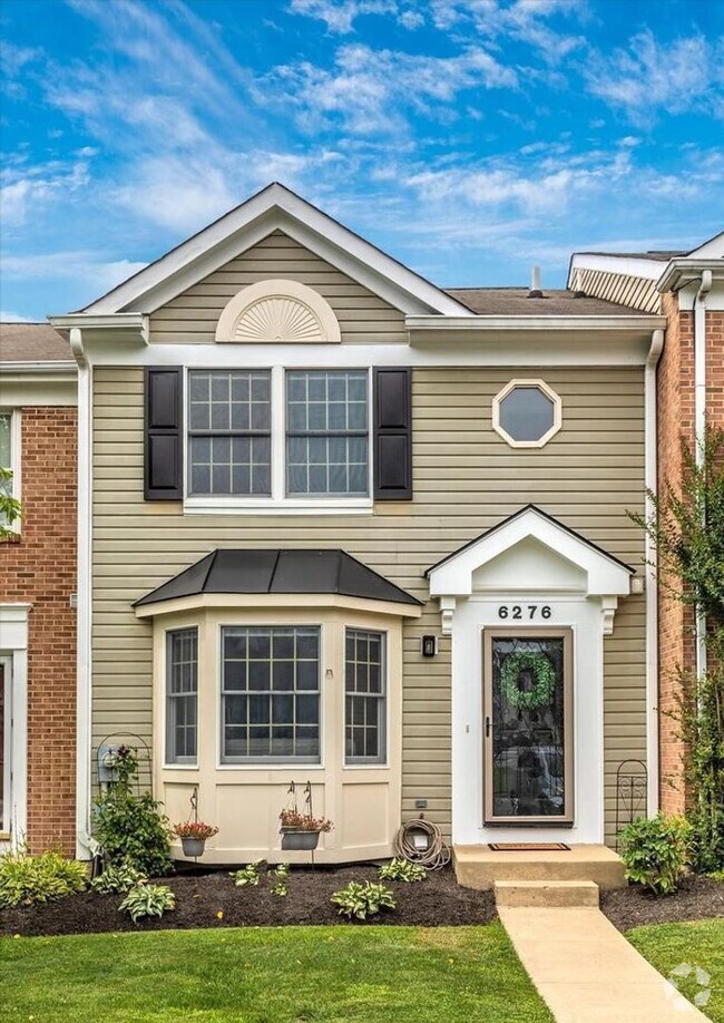 Building Photo - Beautifully maintained townhouse in New Ma...