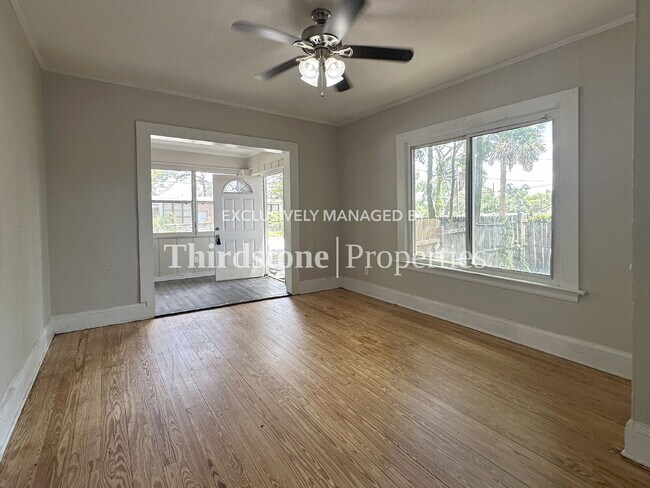 Photo - 920 Alderside St
