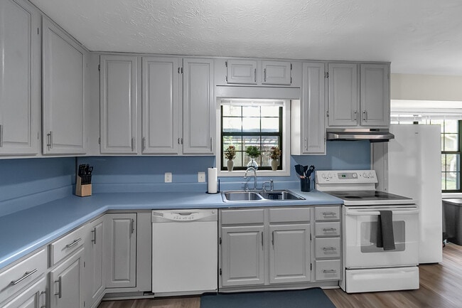 Building Photo - 1812 Wiggins Cir SW