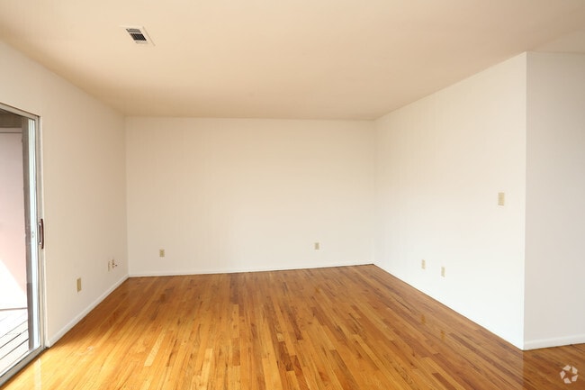 1 BD, 1BA (700sqft) - Living Room