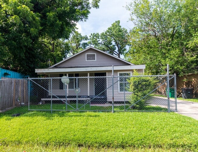 Building Photo - 4634 Clover St Rental