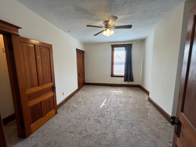 Photo - Spacious 2-Bed Near UC Medical Campus — Modern Updates, Central HVAC, Off-Street Parking Unidad 3