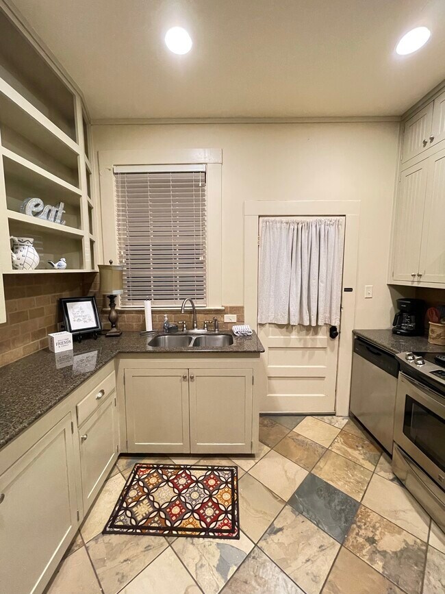 Kitchen - 918 Blythe Ave