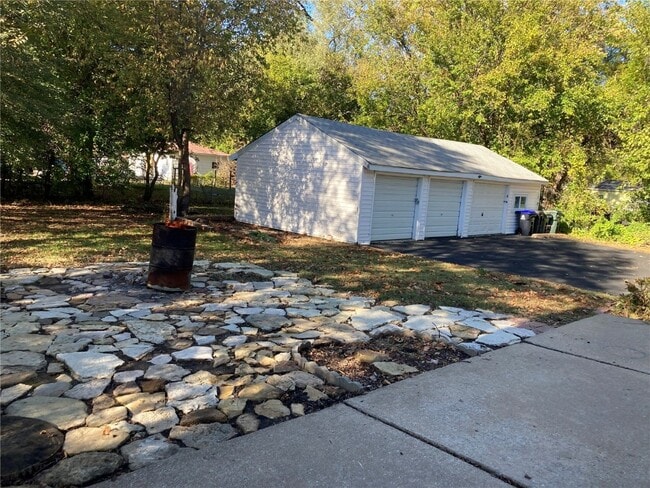 Photo - 915 Lindsay Ln