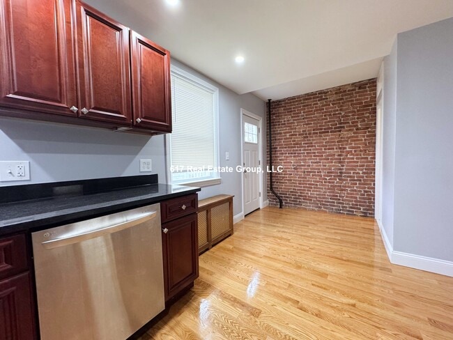 Photo - 4 Everett Square