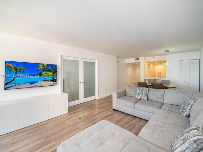 Photo - 555 NE 15th St Unidad 26E