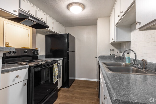 1BR, 1BA - 770SF - Kitchen