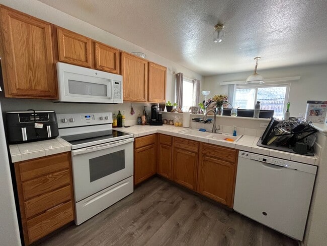 Photo - 457 W 91st Cir