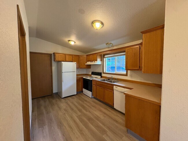 Photo - 2 Bedroom 1.5 Bathroom Duplex in Southwest Eugene Unit 1697 Ardendale Ln