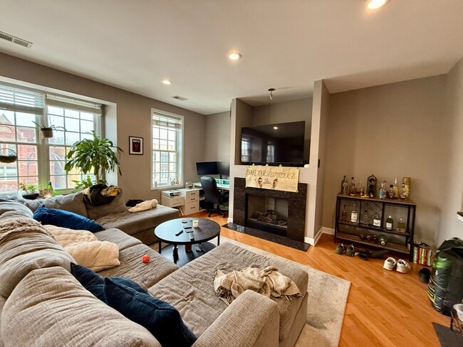 Photo - Stunning 2 Bed 2 Bath in the Wicker Park area Unit 2