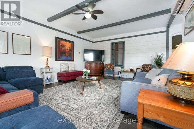 Photo - 72 Sykes St N