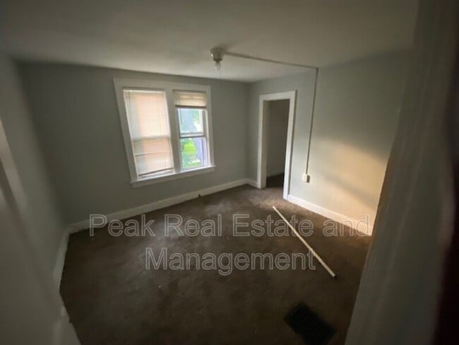 Photo - 816 Kensington Ave SW