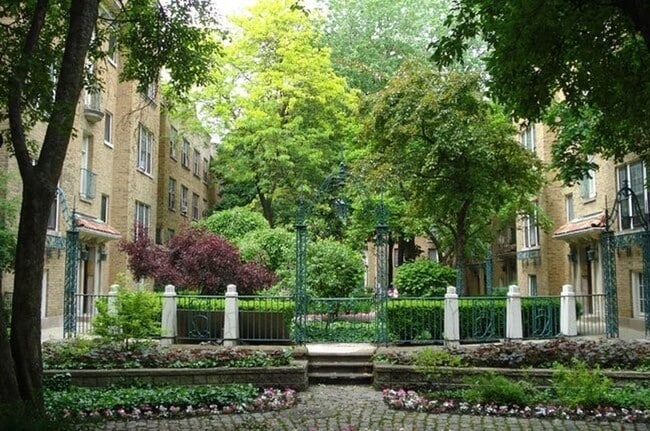 Building Photo - 6200 N Clark St Unit 26-3A