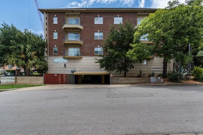 Photo - 2401 Leon St