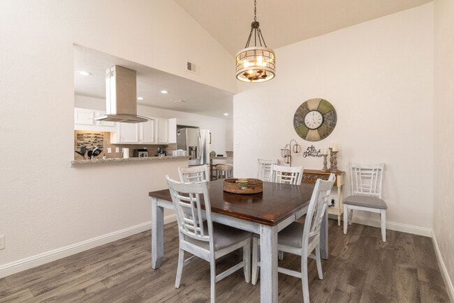 Photo - 864 Warwick Dr