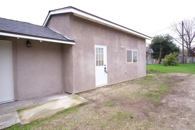 Building Photo - Perfect Multi Family Home!! 3 Bedroom 2 bath in Ceres with its own in- law suite.