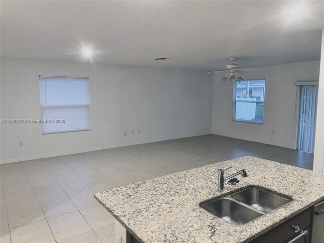 Photo - 982 SW Alcantarra Blvd