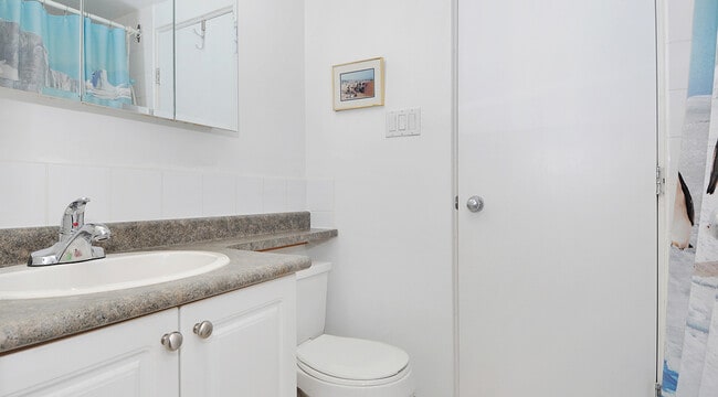 Building Photo - Hendry House Unit 01606