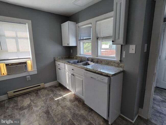 Photo - 105 N George St.