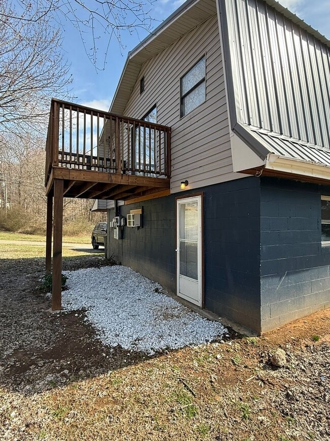 Photo - Knoxville 37938 - 2 bedroom, 1 bath - Contact Susan Niedergeses (865) 300-4722