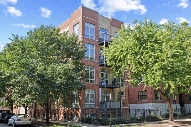 Building Photo - 2301 W Wolfram St Unit 2