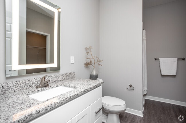 2BR, 2BA - 985 SF