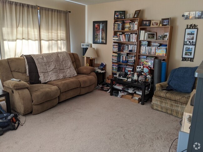living room - 602 Walden Ct Unit D Rental