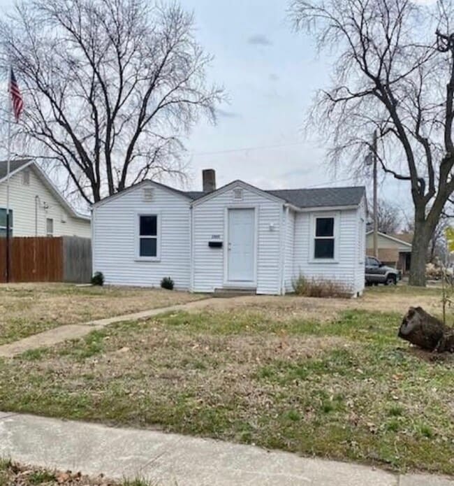 Building Photo - 2400 Bryan Ave Rental