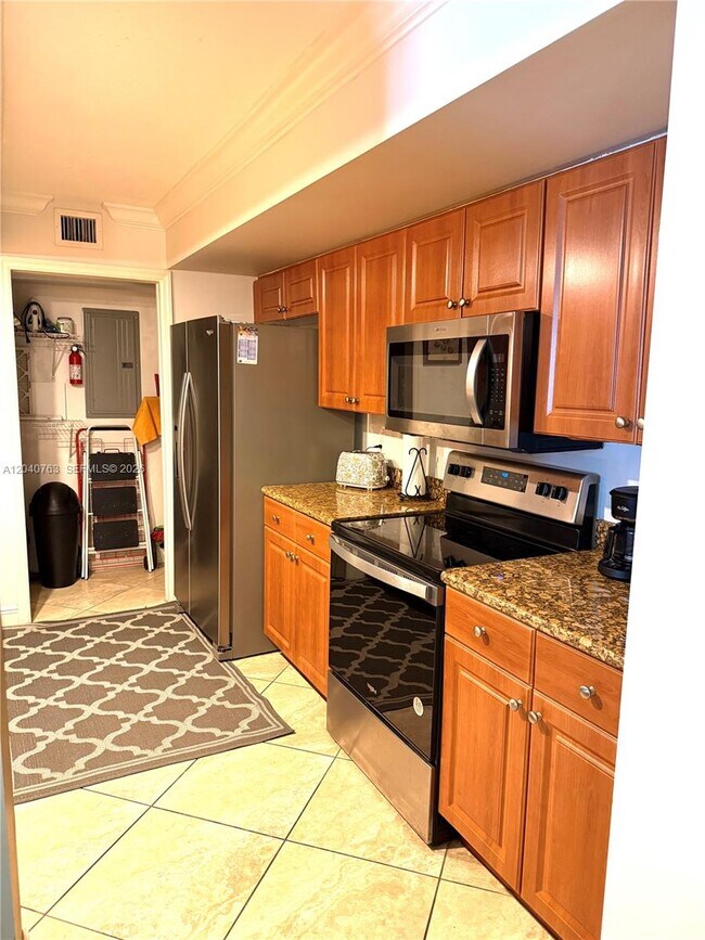 6917 Collins Ave Unidad 506