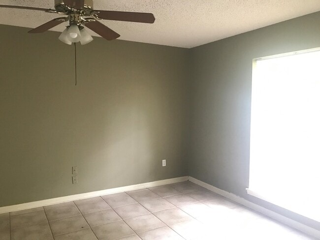 Photo - 3/2/2 Fenced yard , pet friendly