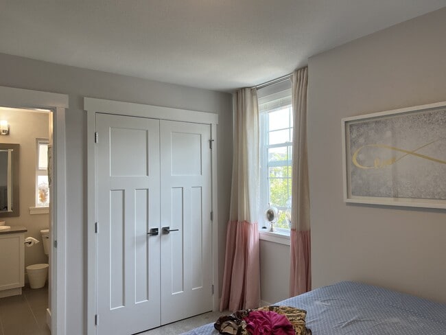Photo - 2121-2166 166 St