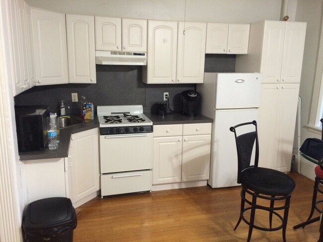 Photo - 142 Hemenway St Apartments