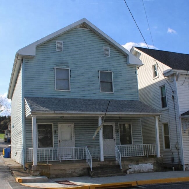 Building Photo - Recently Renovated 2 Bedroom Duplex