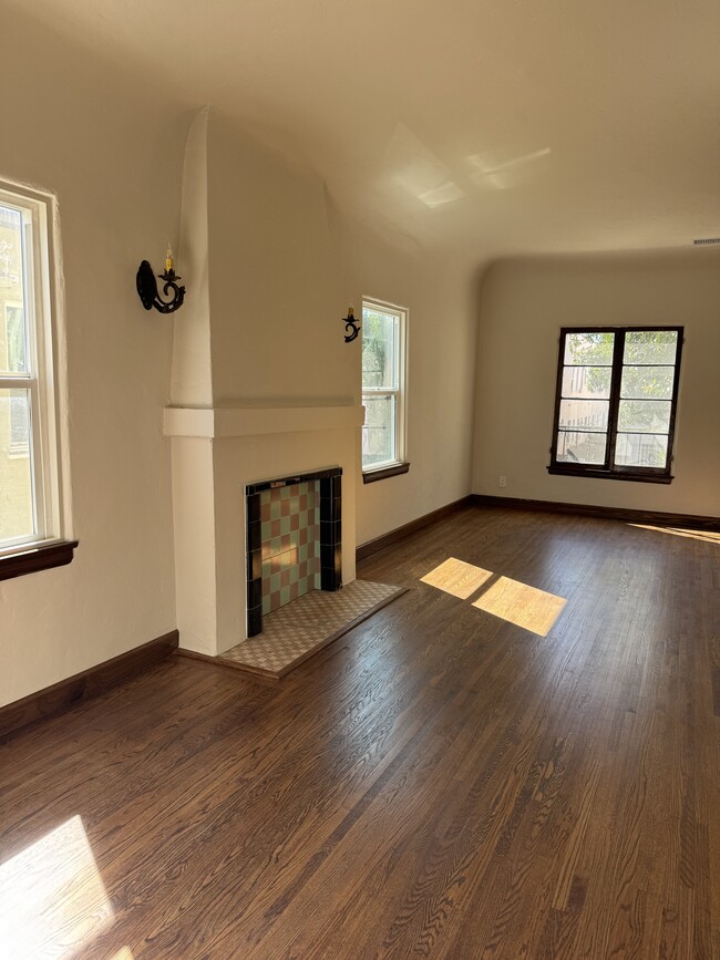 Building Photo - 458 N Genesee Ave Unit 458 half