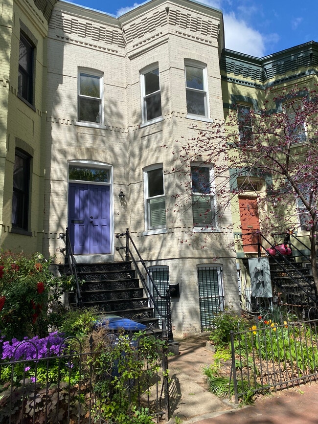 Building Photo - 104 8th St NE Unit A