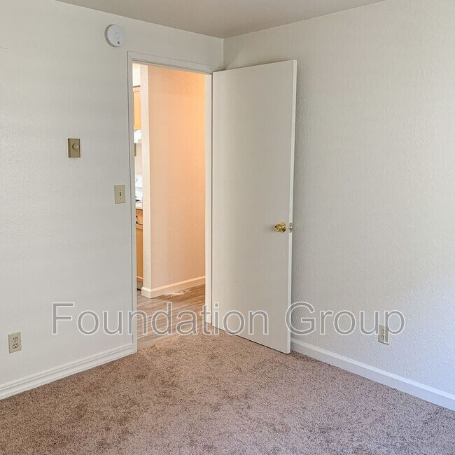Photo - 922 N 104th St