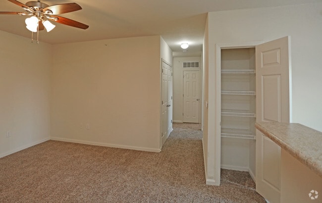 2BR, 2BA - 904 SF