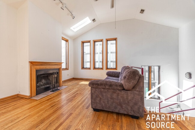 Building Photo - 817 N Milwaukee Ave Unit 3 Rental