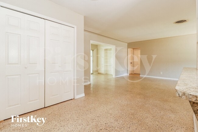 Photo - 5900 Grove St S