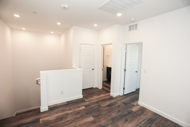 Building Photo - 600 N Carriage Hill Dr Unit 1081